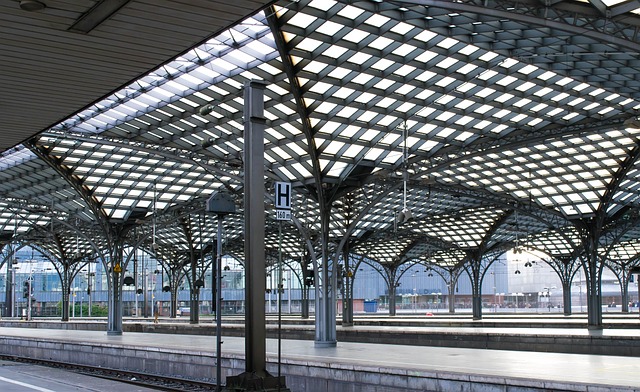 Dach wewnątrz stacji kolejowej